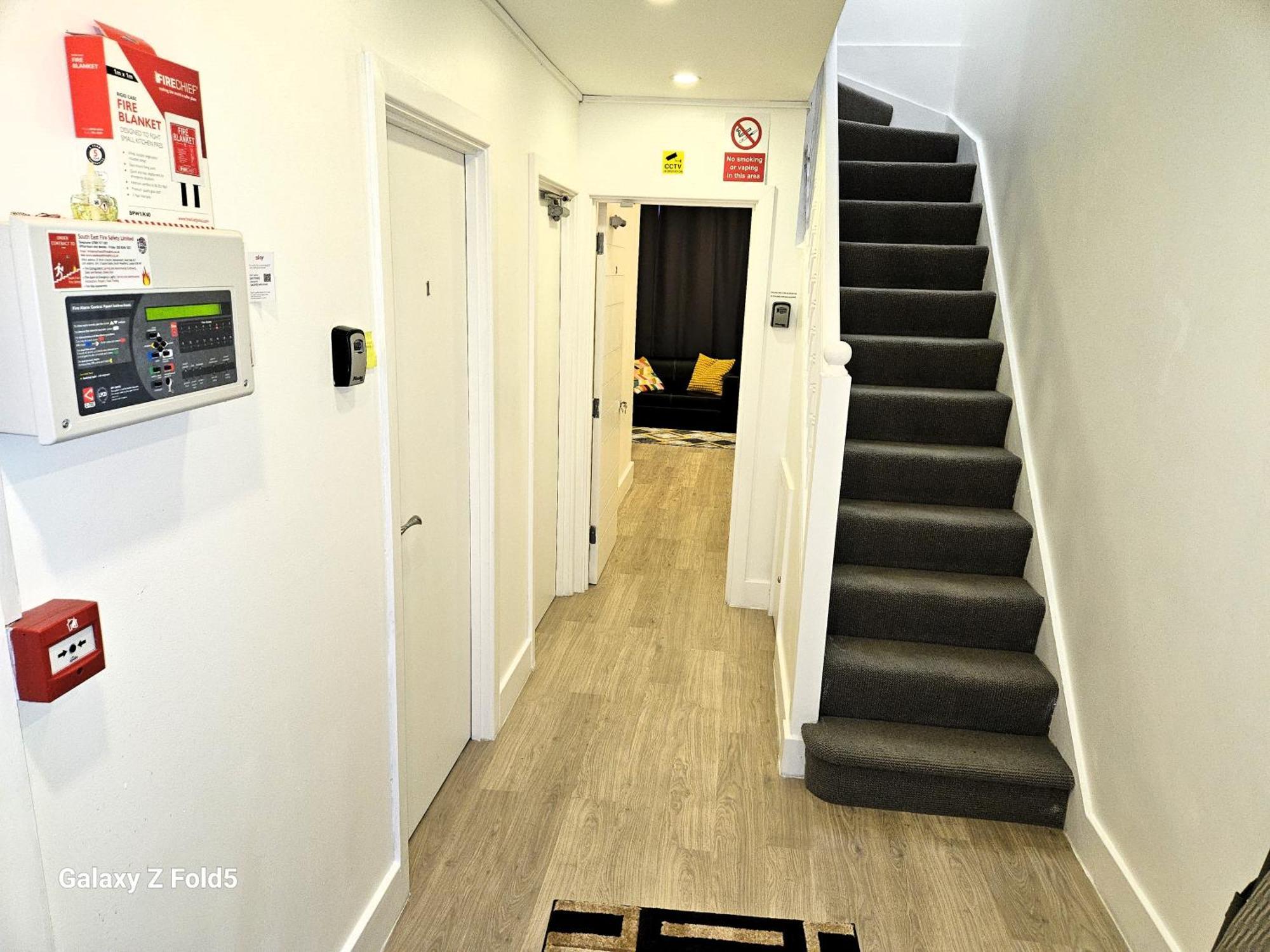 London Sleephouse Partying Is Not Allowed Pls Exterior photo